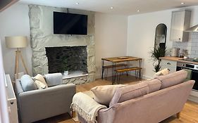 Cosy Modern Miners Cottage