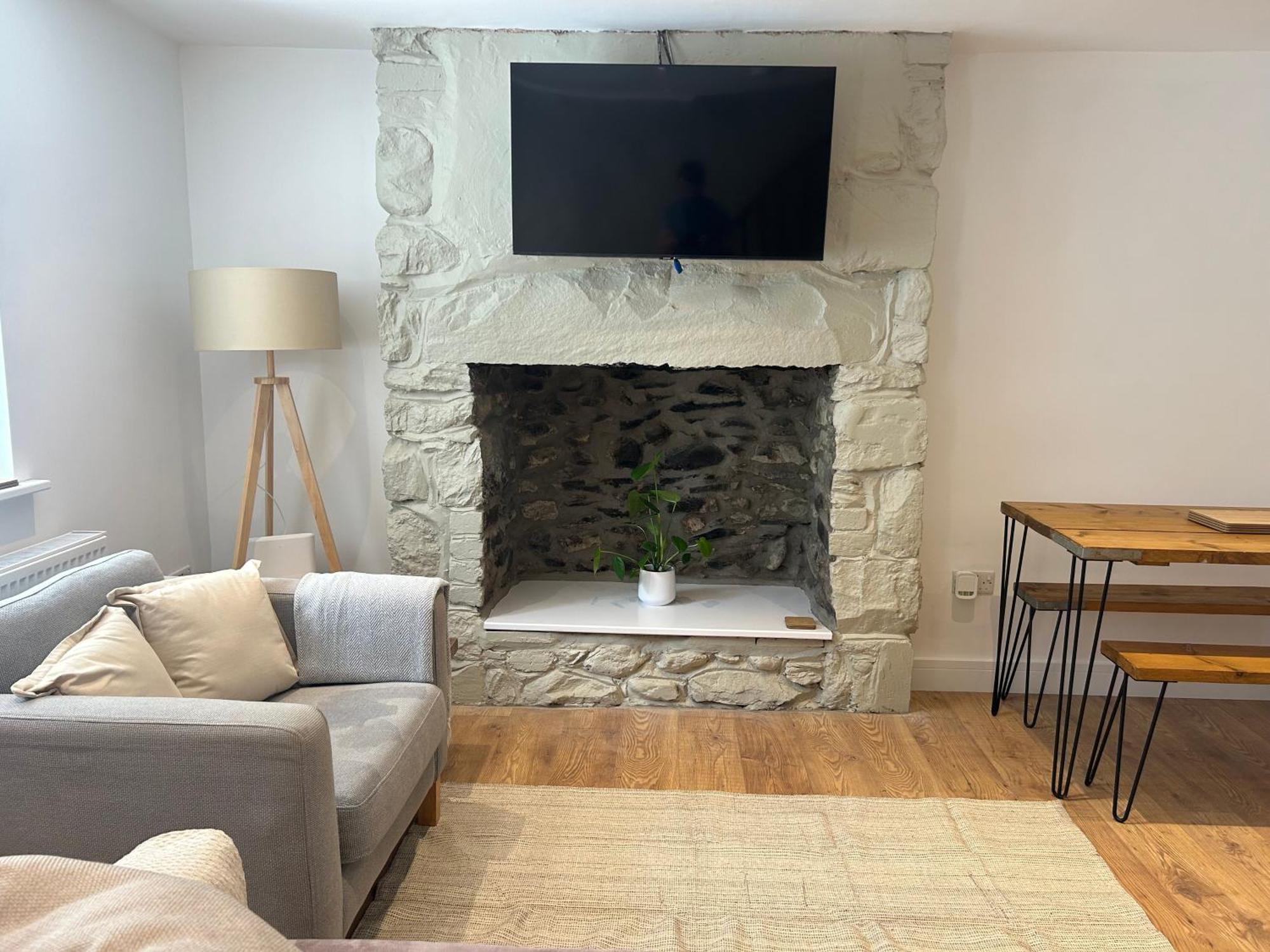 Cosy Modern Miners Cottage Llanllechid Exterior photo